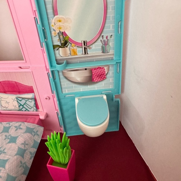 2018 Barbie Folding Getaway Portable Playhouse w/ Bed,Table, and Accessories - Picture 16 of 16